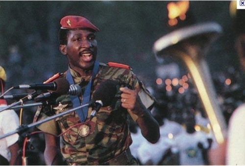 Image of Thomas Sankara addressing a rally 